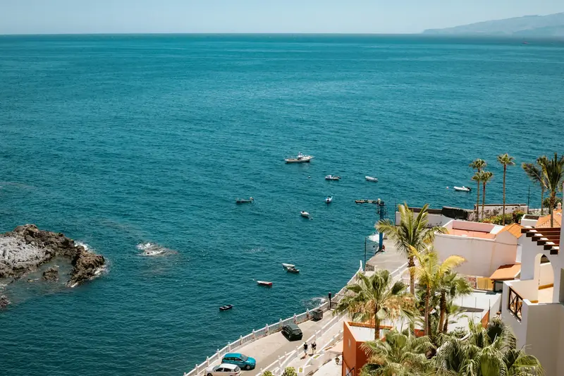 Barcos en el agua junto al pueblo de Los Gigantes